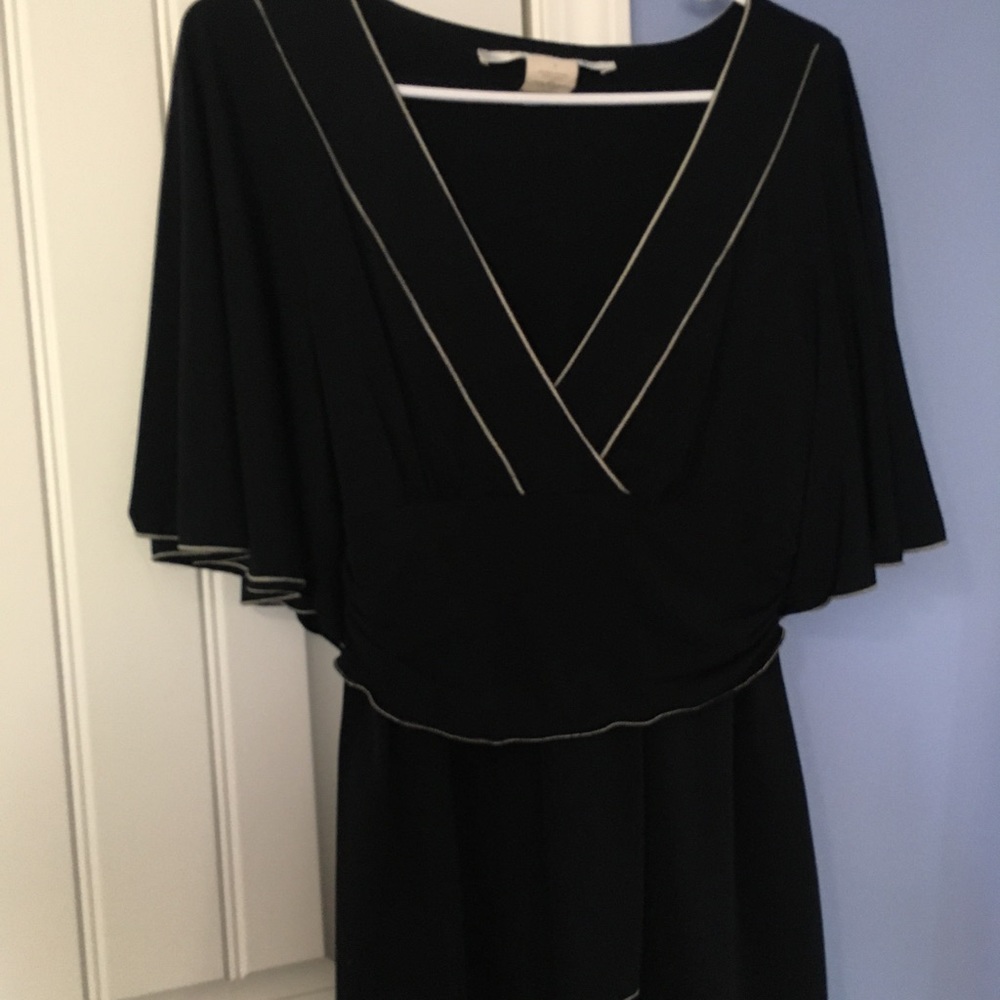 Blue and white short sleeve flowy fitted mid top!